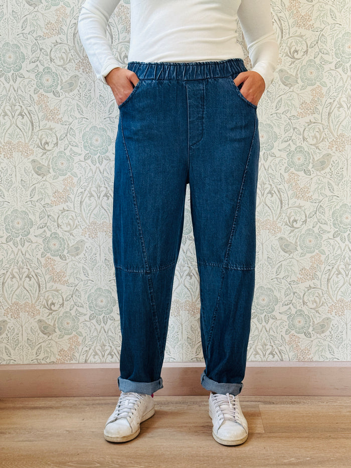 Jeans modello baggy: taglio oversize, vestibilità ampia e vita regolare morbida. Tasche laterali. 
