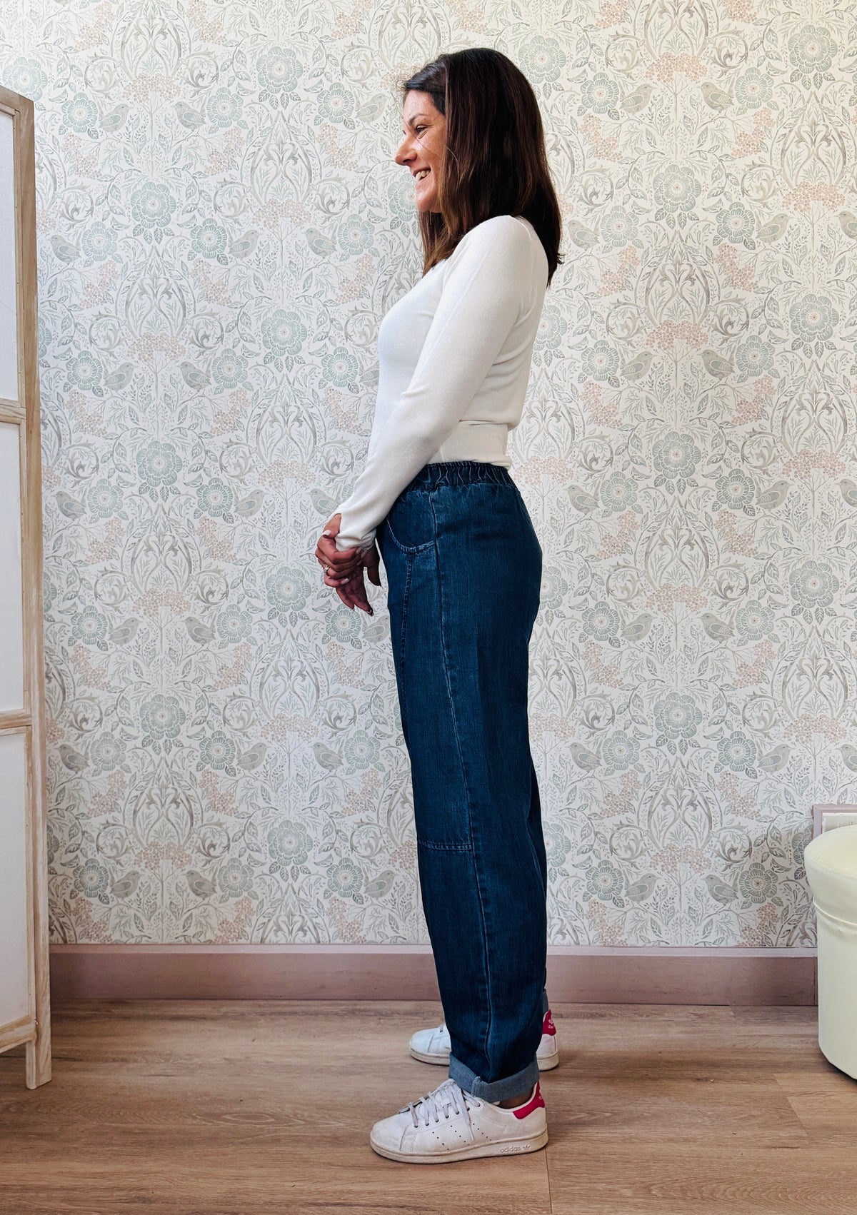 Jeans modello baggy: taglio oversize, vestibilità ampia e vita regolare morbida. Tasche laterali.  