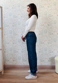 Jeans modello baggy: taglio oversize, vestibilità ampia e vita regolare morbida. Tasche laterali.  