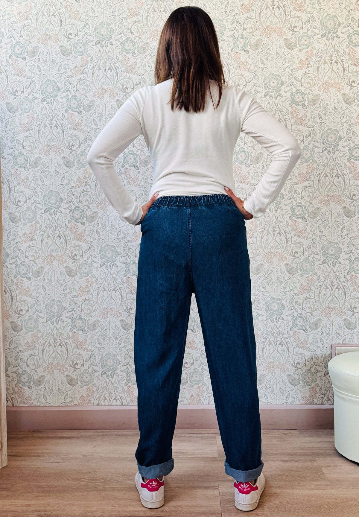 Jeans modello baggy: taglio oversize, vestibilità ampia e vita regolare morbida. Tasche laterali.  