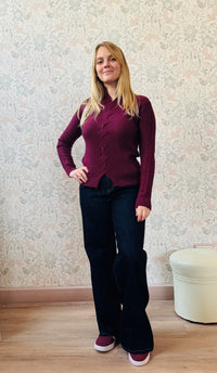 Maglione con lavorazione a costine e dettaglio intrecciato sul davanti. Collo alto aperto. Taglio dritto e vestibilità morbida.  