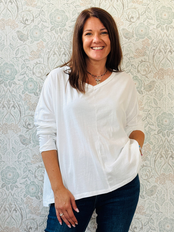 T-shirt donna, 100% cotone, manica lunga con scollo leggermente a V. Vestibilità morbida, taglio ampio e svasato. Outfit Must-Haves Made in Italy.