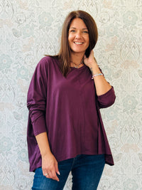 T-shirt donna, 100% cotone, manica lunga con scollo leggermente a V. Vestibilità morbida, taglio ampio e svasato. Outfit Must-Haves Made in Italy. 