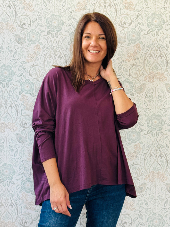 T-shirt donna, 100% cotone, manica lunga con scollo leggermente a V. Vestibilità morbida, taglio ampio e svasato. Outfit Must-Haves Made in Italy. 