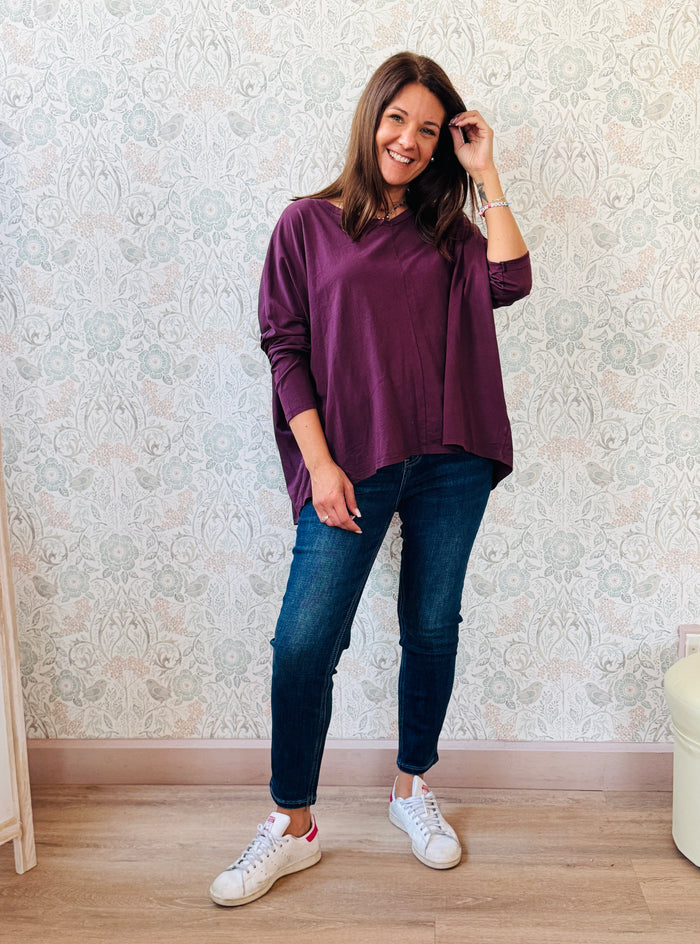 T-shirt donna, 100% cotone, manica lunga con scollo leggermente a V. Vestibilità morbida, taglio ampio e svasato. Outfit Must-Haves Made in Italy. 