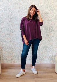 T-shirt donna, 100% cotone, manica lunga con scollo leggermente a V. Vestibilità morbida, taglio ampio e svasato. Outfit Must-Haves Made in Italy.