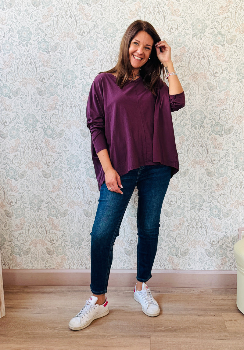 T-shirt donna, 100% cotone, manica lunga con scollo leggermente a V. Vestibilità morbida, taglio ampio e svasato. Outfit Must-Haves Made in Italy.