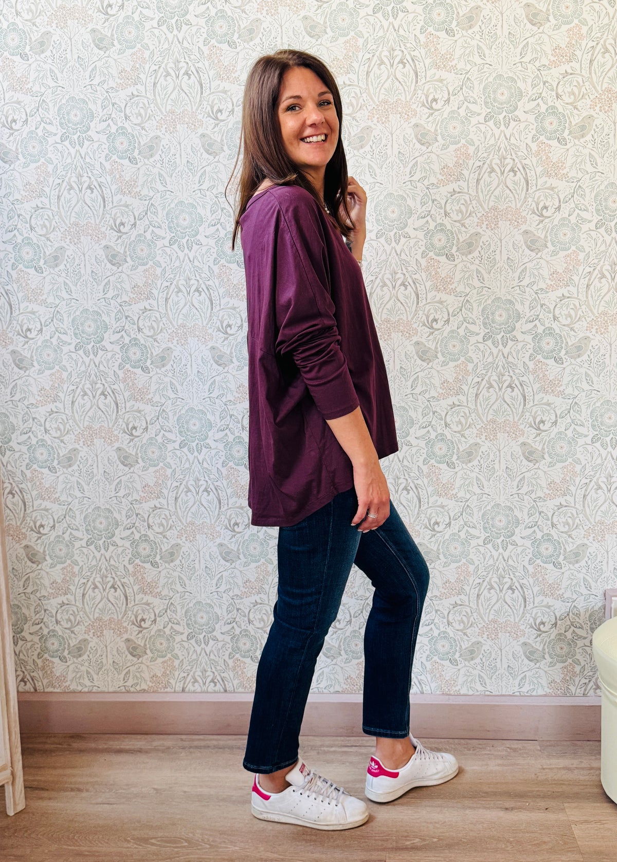 T-shirt donna, 100% cotone, manica lunga con scollo leggermente a V. Vestibilità morbida, taglio ampio e svasato. Outfit Must-Haves Made in Italy. 