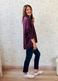 T-shirt donna, 100% cotone, manica lunga con scollo leggermente a V. Vestibilità morbida, taglio ampio e svasato. Outfit Must-Haves Made in Italy. 