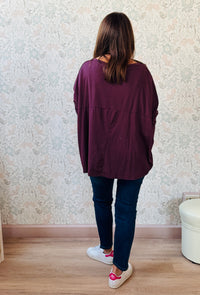 T-shirt donna, 100% cotone, manica lunga con scollo leggermente a V. Vestibilità morbida, taglio ampio e svasato. Outfit Must-Haves Made in Italy. 