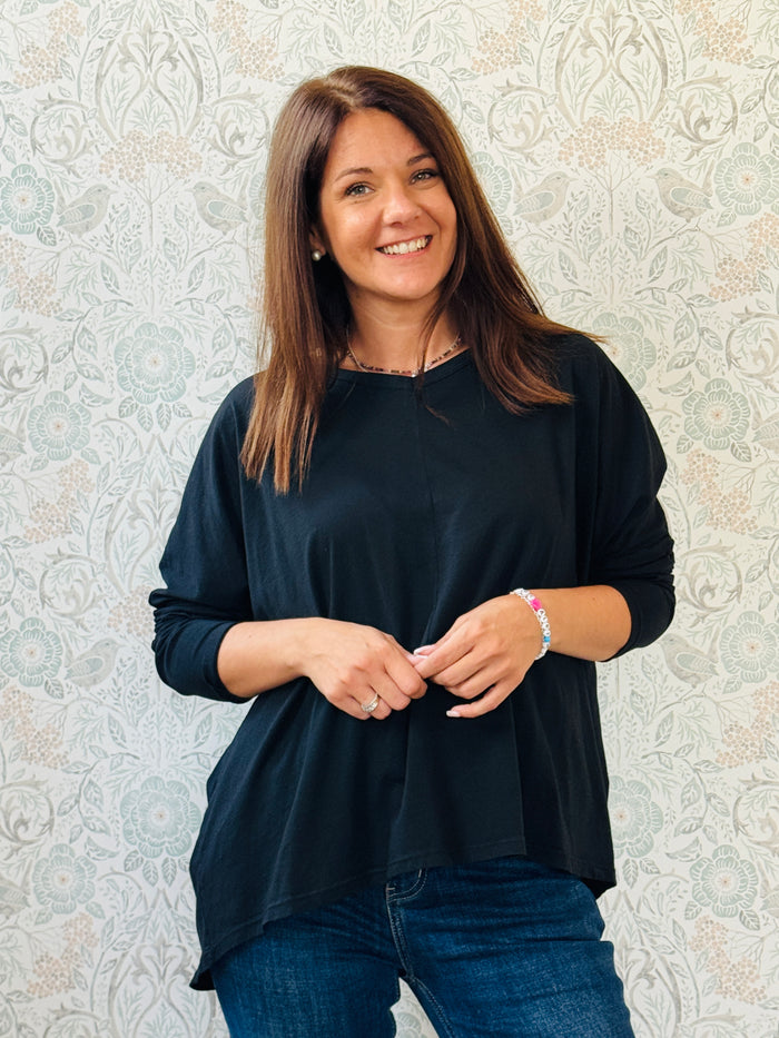 T-shirt donna, 100% cotone, manica lunga con scollo leggermente a V. Vestibilità morbida, taglio ampio e svasato. Outfit Must-Haves Made in Italy. 